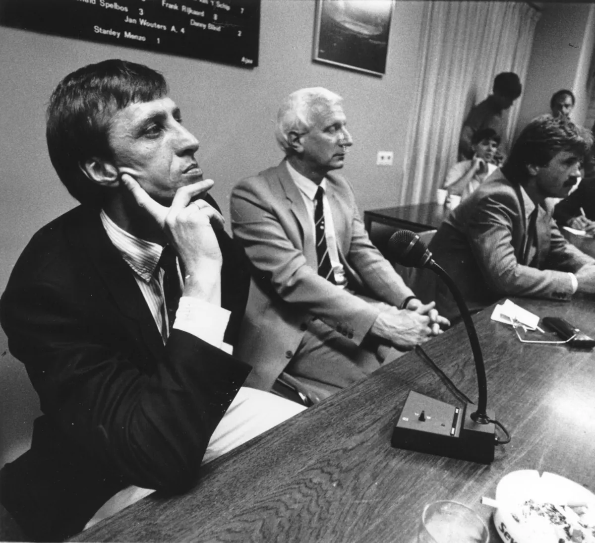 Johan Cruijff in gedachten, hand aan de kin